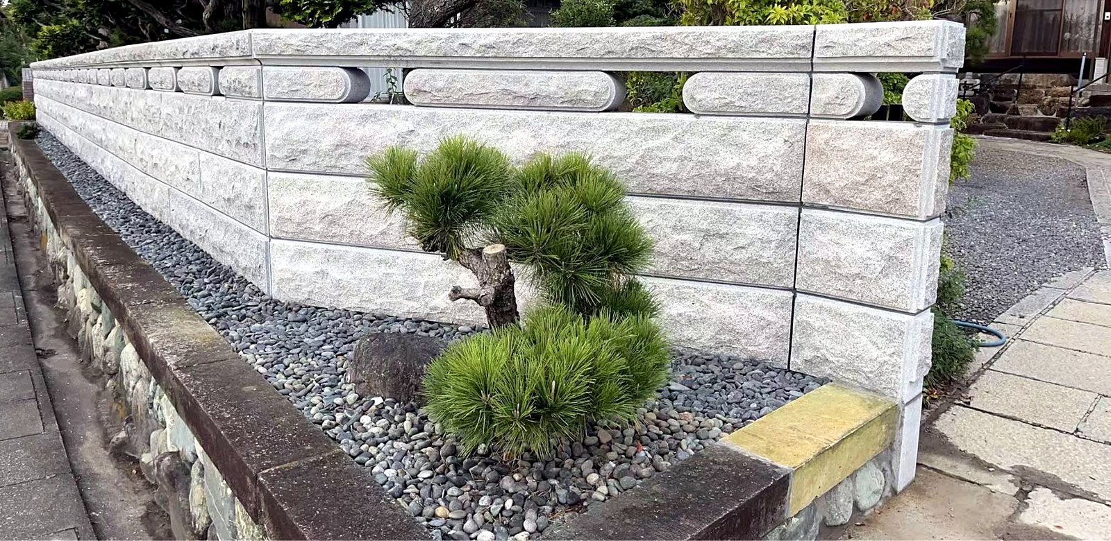 御影石の石塀