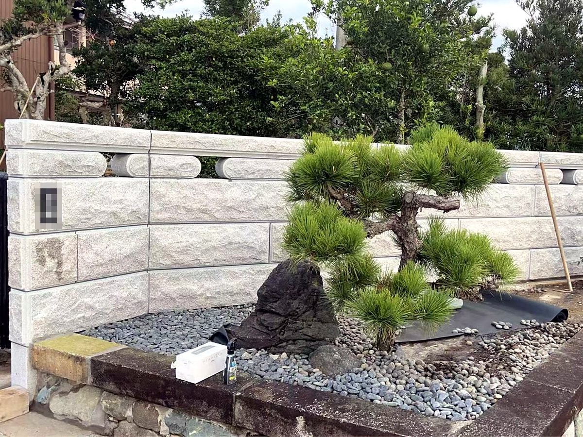 石塀と庭の植栽